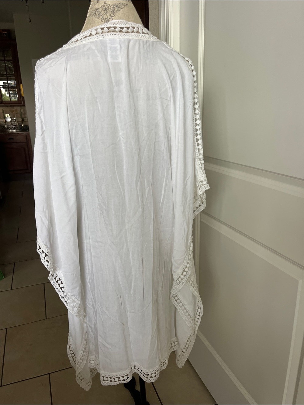 EUC Tommy Bahama white rayon and cotton lace trim swim cover-up medium - Picture 8 of 9
